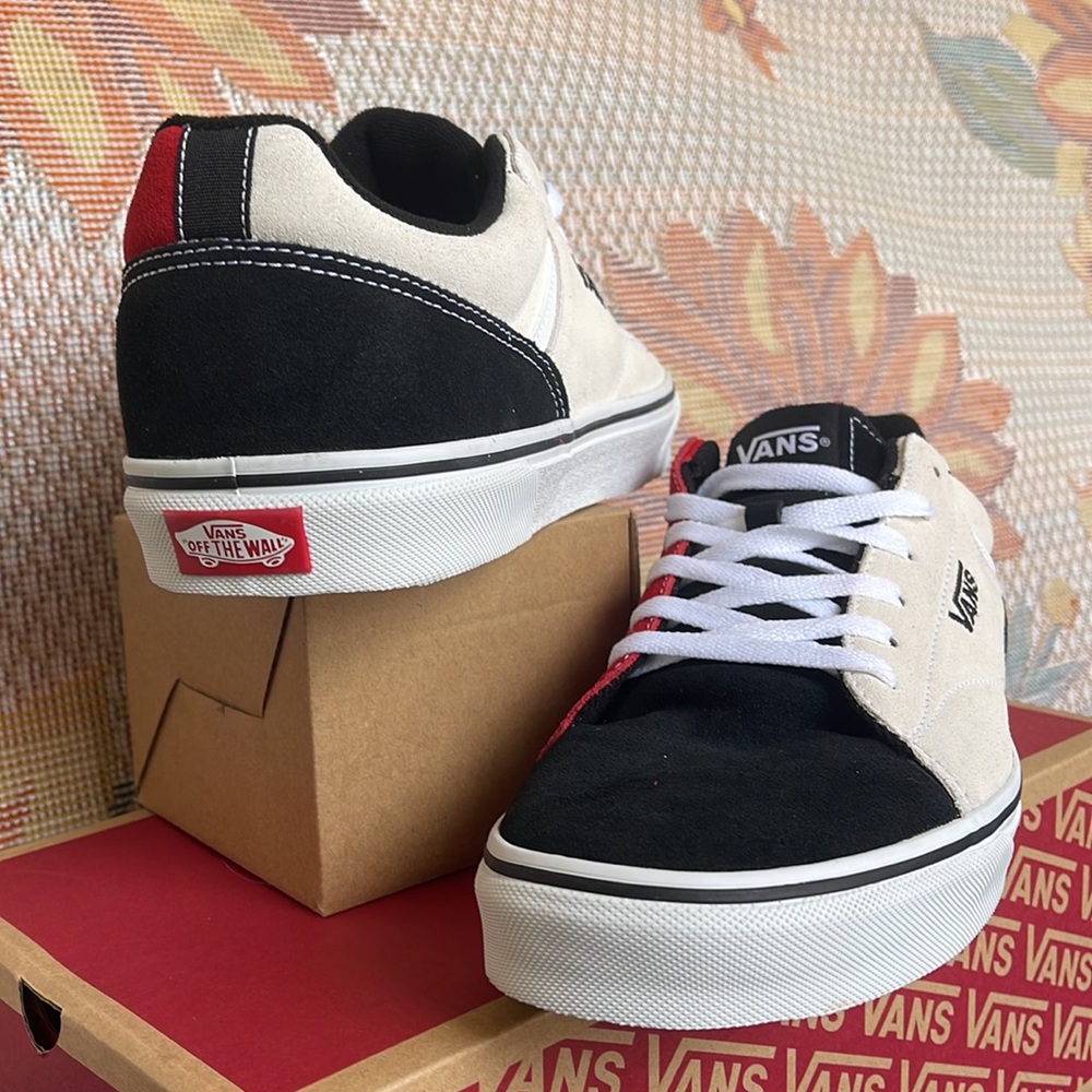 Vans® Seldan Men's Shoes
Sneakers 
Rally Suede Black/White
VN0ASHTZBA2 New - Picture 9 of 16